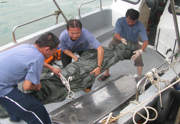 ....và chuyện thi thể nạn nhân lên bờ