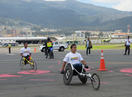 Đua xe của VĐV khuyết tật. Ảnh: Lê Xuân Sơn