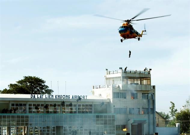  Lính đặc công sẵn sàng chiến đấu Bộ đội đặc công huấn luyện chống khủng bố ở sân bay. (Nguồn: Binh chủng Đặc công)