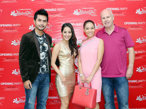 Thu Minh và chồng sắp cưới tranh thủ tới buổi khai trương của Khánh Thi trước khi bận rộn chuẩn bị cho liveshow 7 của The Voice vào tối qua, 18-11