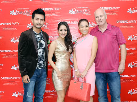 Thu Minh và chồng sắp cưới tranh thủ tới buổi khai trương của Khánh Thi trước khi bận rộn chuẩn bị cho liveshow 7 của The Voice vào tối qua, 18-11