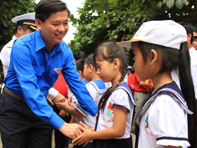 Bí thư T.Ư Đoàn Nguyễn Long Hải gặp các cháu nhỏ trên đảo Trường Sa Lớn. Ảnh: Trường Phong