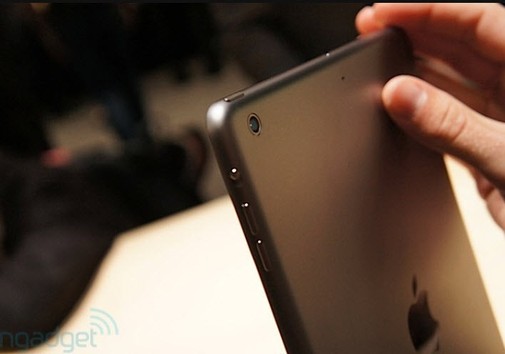 Cạnh phải iPad Air có nút điều chỉnh âm lượng và tắt âm thanh. Máy dày chỉ 7,5 mm và nặng chỉ 478 g, mỏng hơn 1,9 mm và nhẹ hơn 202 g so với iPad 4