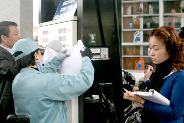 Kiểm kê hàng hóa trước giờ tăng giá tại cây xăng trên đường Trần Quang Khải (Hà Nội).