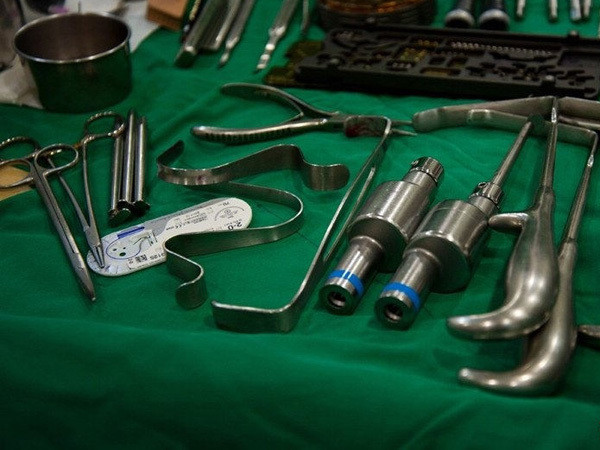 Dụng cụ phẫu thuật chuẩn bị sẵn sàng cho một ca phẫu thuật dài khoảng nửa tiếng đến một giờ đồng hồ