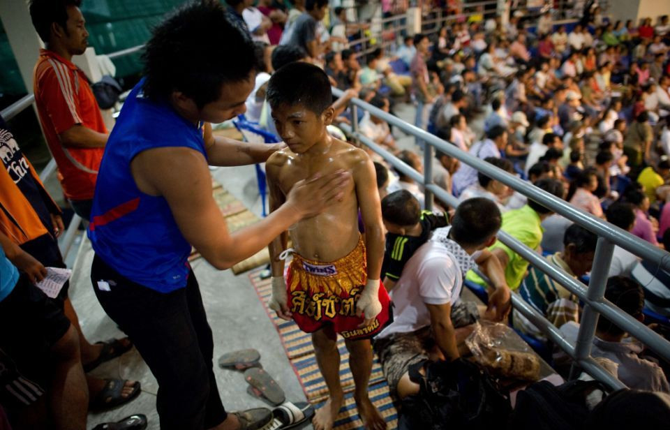 Huấn luyện viên tranh thủ lau mồ hôi cho học trò
