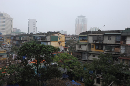 Nhìn từ trên cao chung cư cũ tại HN như như vùng trũng khi bị các chung cư mới cao tầng bao vây