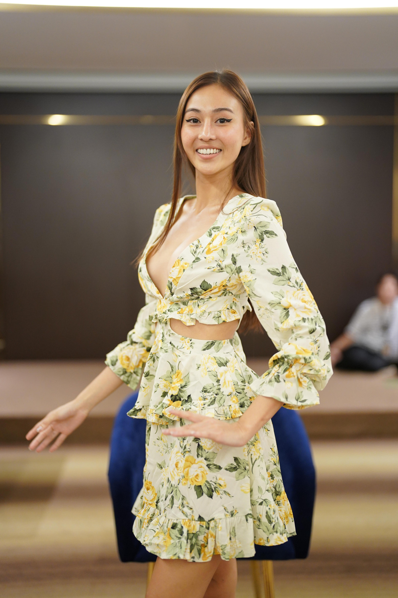 Trong buổi tập luyện, Tuyết Như hướng dẫn thí sinh cách tạo dáng, đi đứng, ngồi sao cho đẹp và sang trọng. Đây cũng là những yếu tố cần thiết đối với những người đẹp tham gia các cuộc thi nhan sắc để tự tin xuất hiện ở chốn đông người.