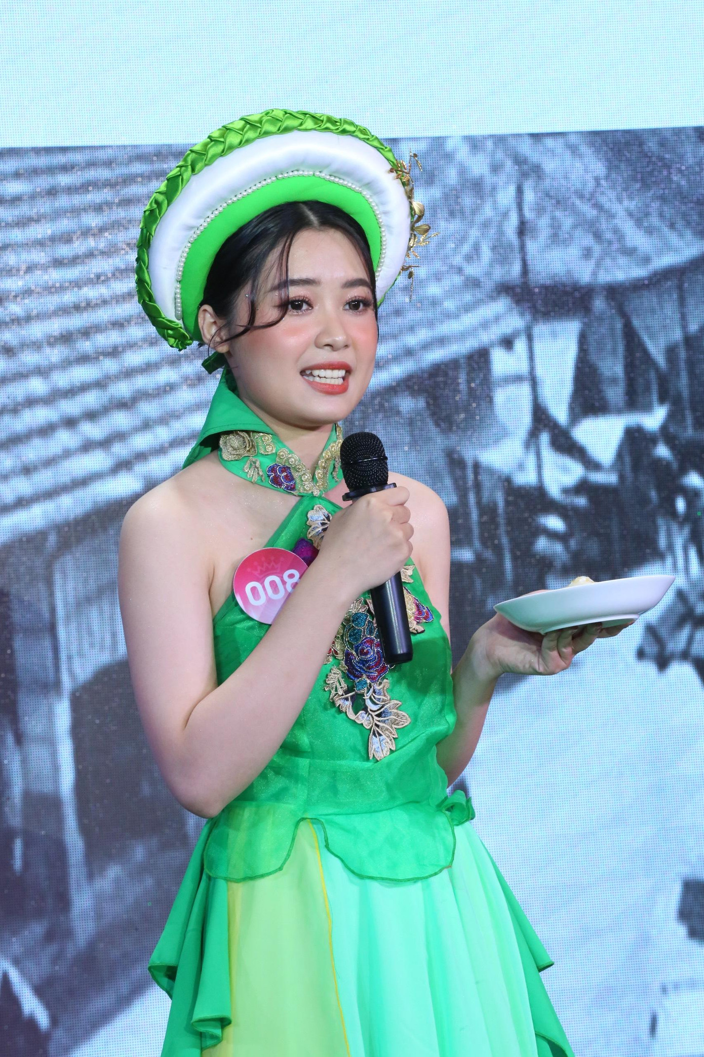 Thí sinh Nguyễn Thúy Trà – SBD 008 với tiết mục thuyết trình và múa về Bánh trôi nước. Không chỉ gây ấn tượng với khả năng nói tiếng Anh và tiếng Trung, màn múa của Thúy Trà cũng được cho là sinh động, uyển chuyển.