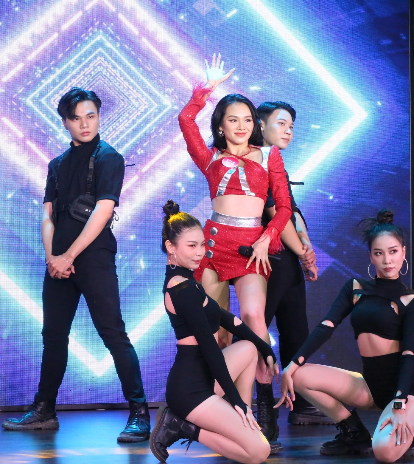 Thí sinh Nguyễn Thị Hương Giang – SBD 126 là người mở màn phần thi Người đẹp tài năng với tiết mục cover ca khúc Hàn Quốc.