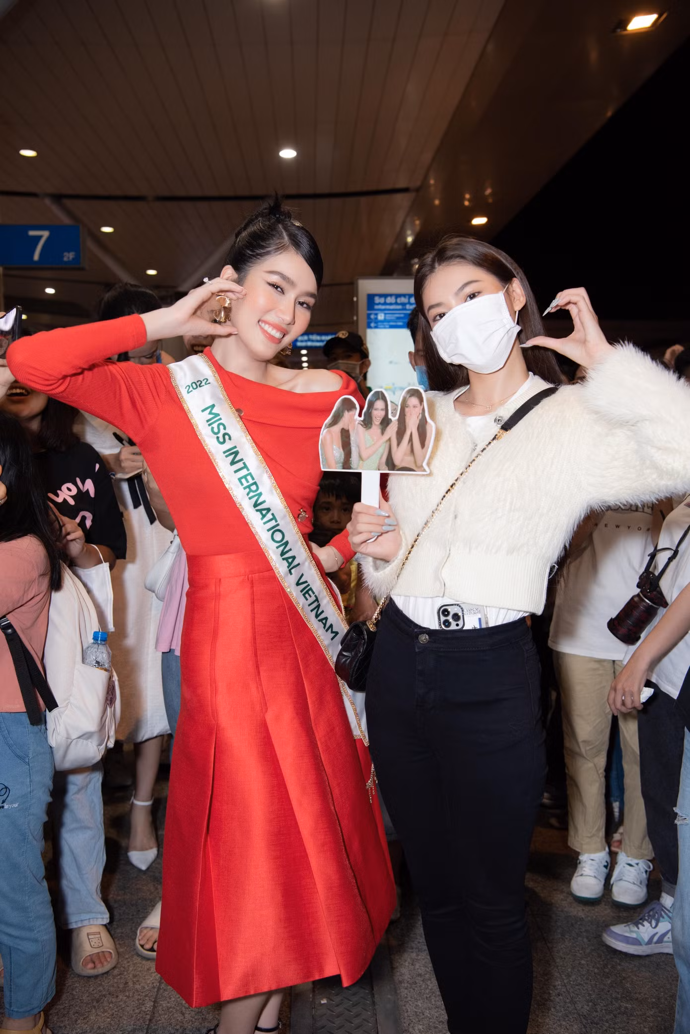 Á hậu Phương Nhi và Á hậu Ngọc Thảo chụp ảnh cùng Phương Anh. Trước đó, Ngọc Thảo cũng dự thi Miss Grand 2020 và lọt vào top 20. Cô là người đẹp đầu tiên trong top 3 Hoa hậu Việt Nam 2020 mang trọng trách thi quốc tế.