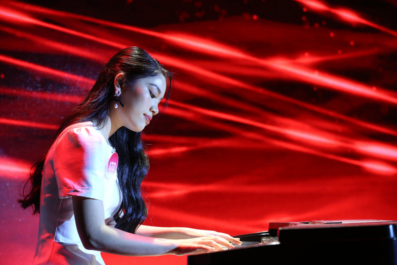 Thí sinh Trần Thùy Chi – SBD 172 với tiết mục đánh đàn piano. Cô trình diễn bản nhạc nổi tiếng Fur Elise của nhà soạn nhạc Beethoven