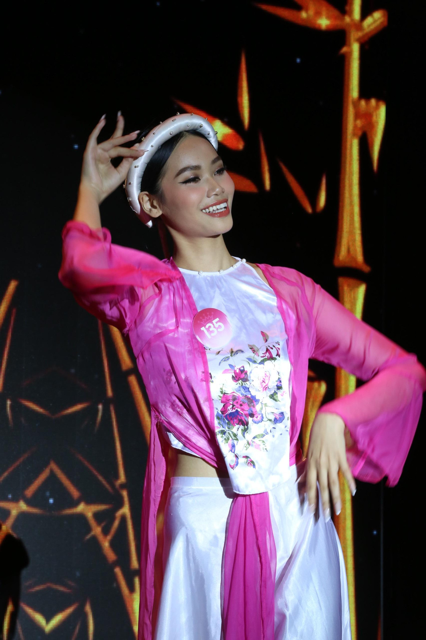 Thí sinh Nguyễn Thuý Quỳnh, SBD 135 với tiết mục múa Mời trầu. Tiết mục gây ấn tượng với phần âm nhạc cuốn hút, những hiệu ứng sân khấu đẹp mắt.