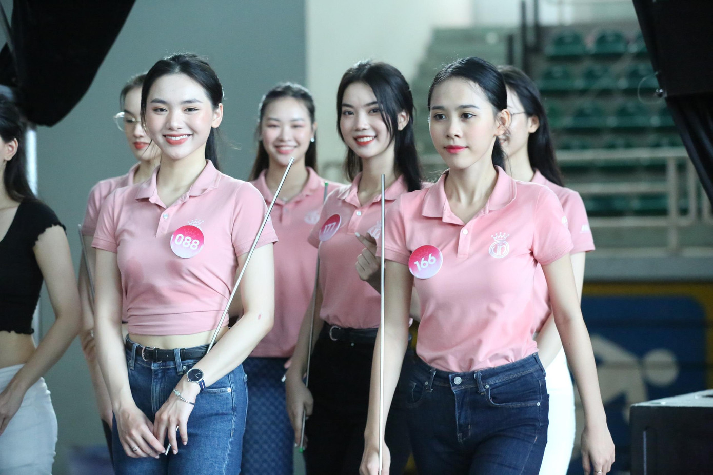 Trong ngày hôm nay, bên cạnh việc ráp sân khấu, các thí sinh cũng thử đồ cho các tiết mục của đêm chung khảo.