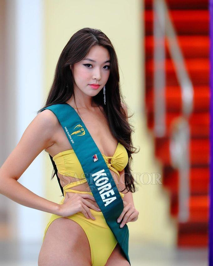 Đại diện Hàn Quốc - Mina Sue Choi đang là ứng cử viên sáng giá nhất của khu vực châu Á. Cô cũng là thí sinh giành được nhiều thành tích nhất ở các vòng thi phụ với 3 huy chương vàng và 1 huy chương đồng (bằng số lượng của người đẹp Colombia - Andrea Aguilera). Mina tốt nghiệp ngành truyền thông. Cô từng sống ở nhiều quốc gia như Hàn Quốc, Australia, Mỹ, Canada, Trung Quốc.