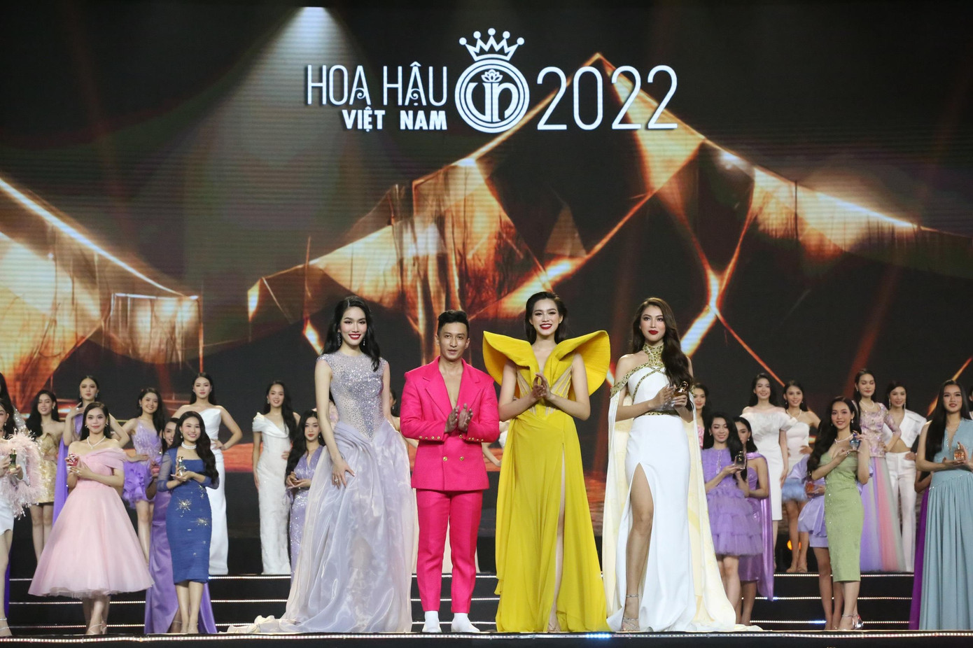 Top 3 Hoa hậu Việt Nam 2020 cùng nhà thiết kế Hoàng Tony trong màn chào kết.