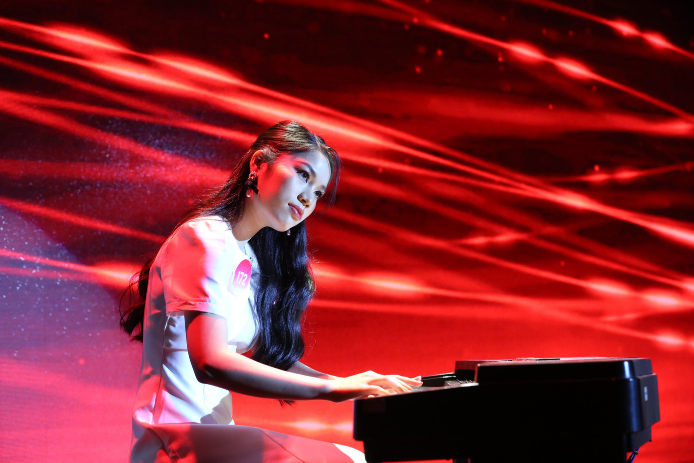 Thí sinh Trần Thùy Chi – SBD 172 với tiết mục đánh đàn piano. Cô trình diễn bản nhạc nổi tiếng Fur Elise của nhà soạn nhạc Beethoven