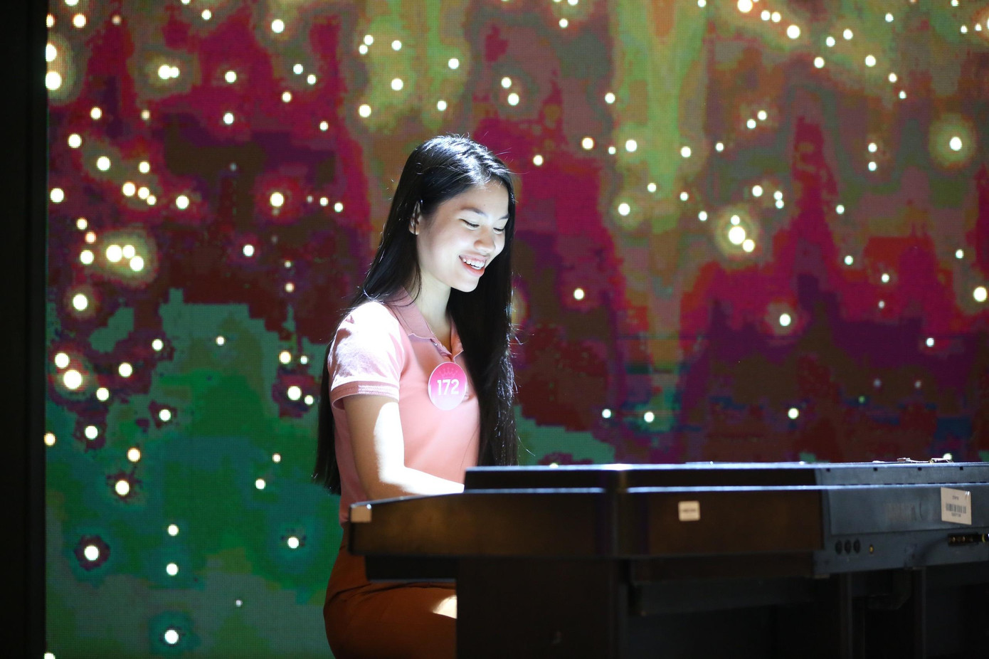 Một số thí sinh chọn vừa đàn piano vừa hát. Đây được đánh giá là tiết mục khó khi thí sinh phải kết hợp nhiều kỹ năng trong một màn trình diễn.