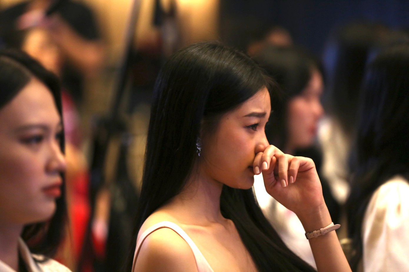 Nhiều thí sinh đã không kìm nén được giọt nước mắt khi theo dõi phần trình diễn của Trang Thảo.