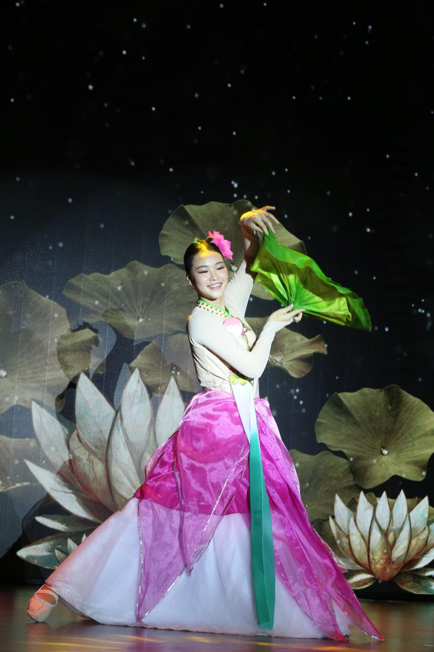 Nguyễn Thu Hà – SBD 106 với bài múa Dáng sen. Cô mang tới tiết mục đẹp mắt với trang phục chỉn chu, lộng lẫy, các động tác uyển chuyển và duyên dáng.