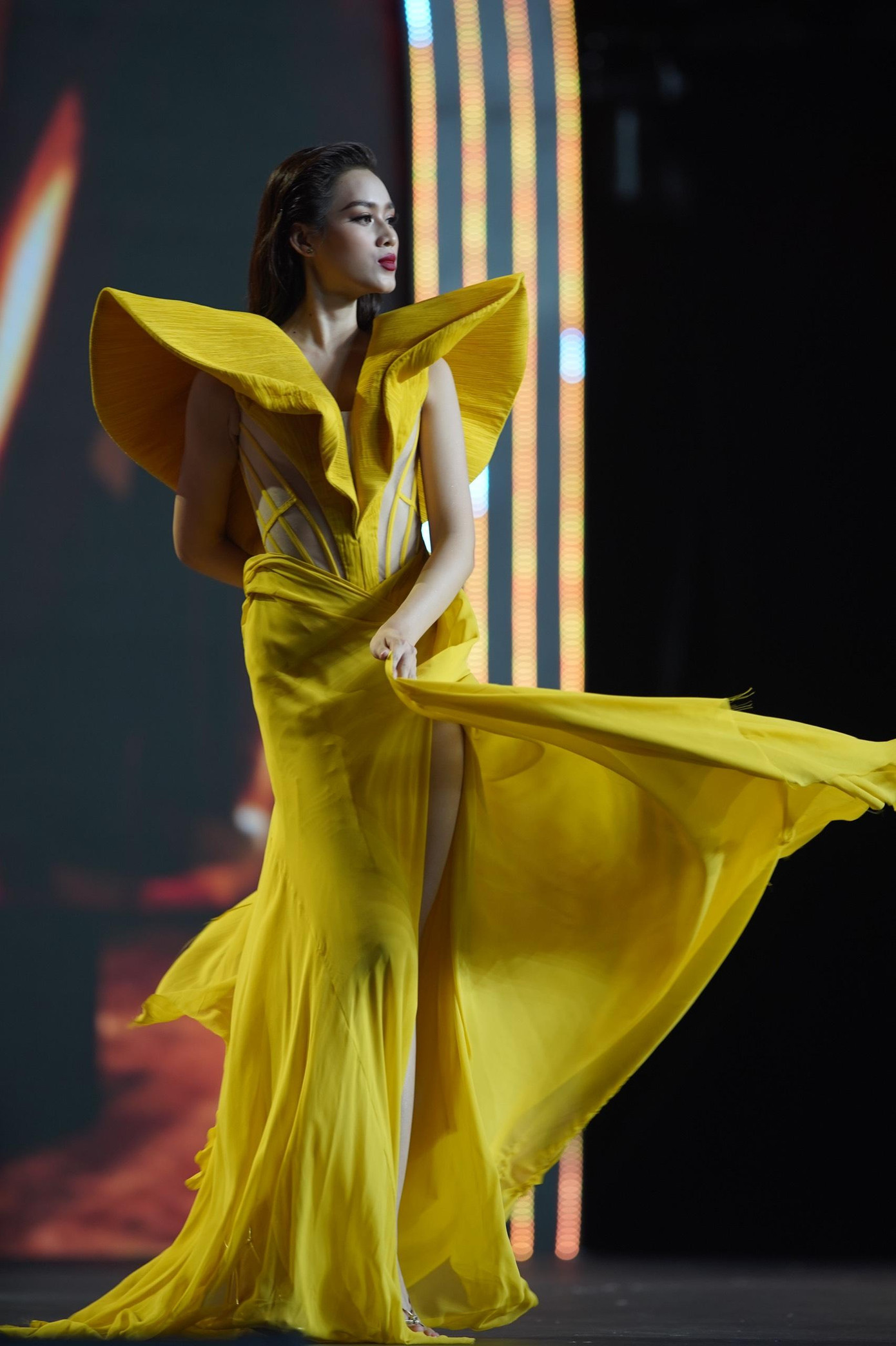 Đặc biệt, Đỗ Thị Hà còn có những màn xoay người, tung váy chuyên nghiệp làm khán giả mãn nhãn.