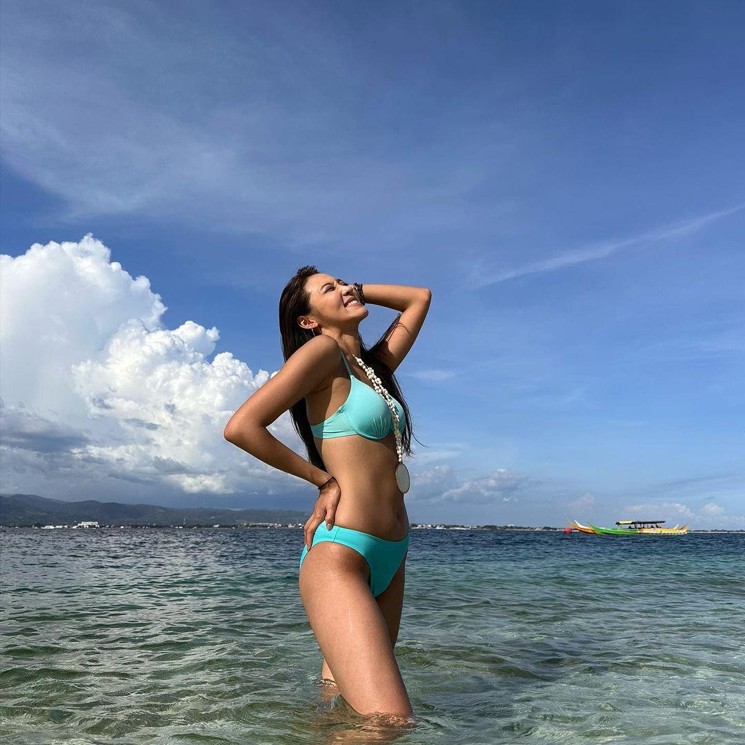 Mina Sue Choi năm nay 24 tuổi, có chiều cao 1,73 m và vóc dáng cân đối, quyến rũ cùng gương mặt đậm chất Á đông.