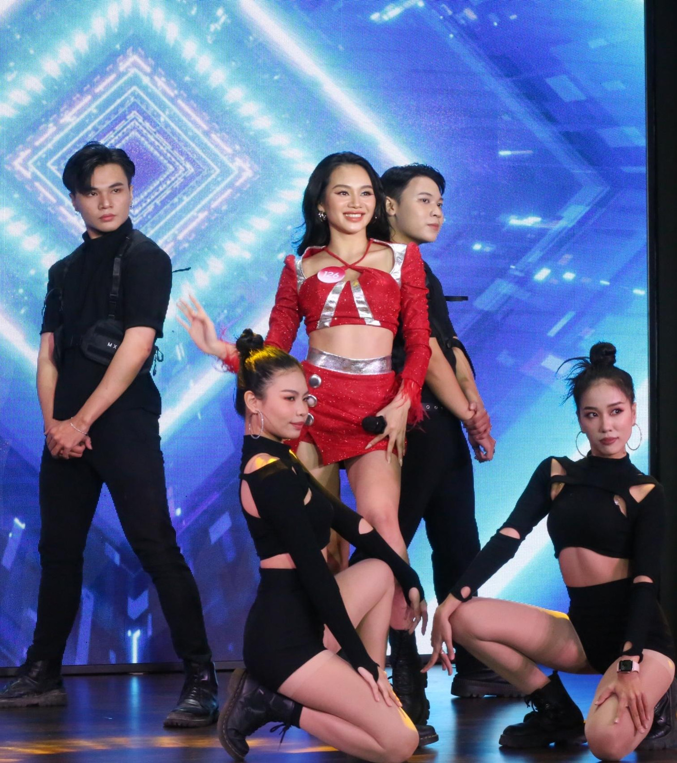 Thí sinh Nguyễn Thị Hương Giang – SBD 126 là người mở màn phần thi Người đẹp tài năng với tiết mục cover ca khúc Hàn Quốc.