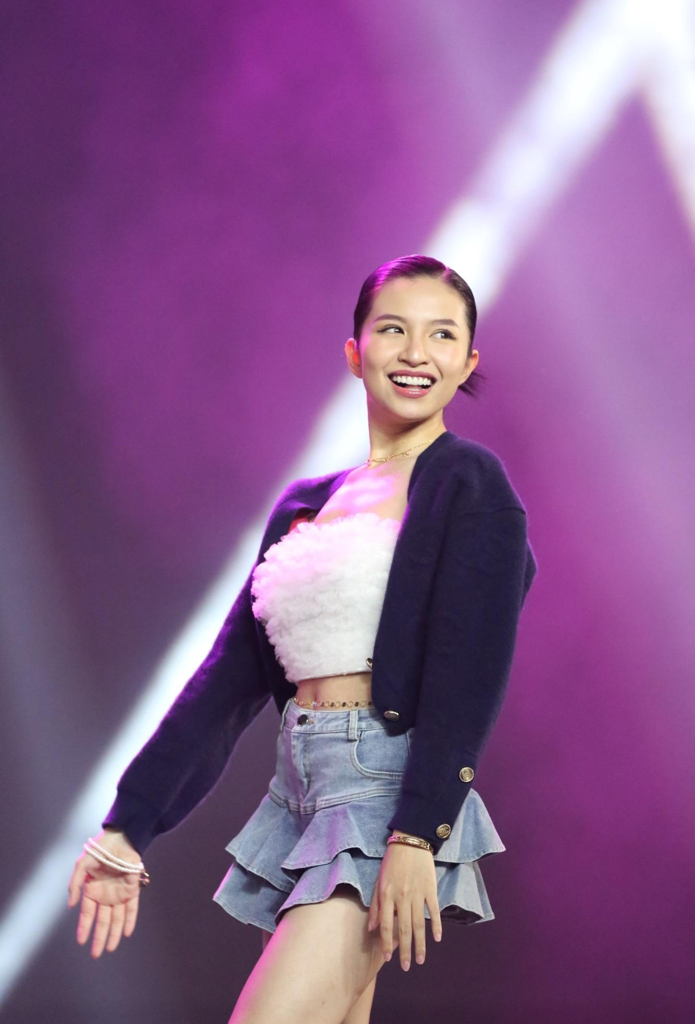 Shin Hồng Vịnh cũng chọn phong cách khoe eo thon khi ráp sân khấu. Cô và Lưu Hiền Trinh cùng thuộc nhóm nhạc S-Girl. Cô được biết đến là người chắp bút để viết lời cho ca khúc Xin Đừng Lặng Im cho ca sĩ Soobin Hoàng Sơn. Ngoài ra, Shin Hồng Vịnh cũng từng thể hiện ca khúc nhạc phim Cây táo nở hoa của đài HTV,