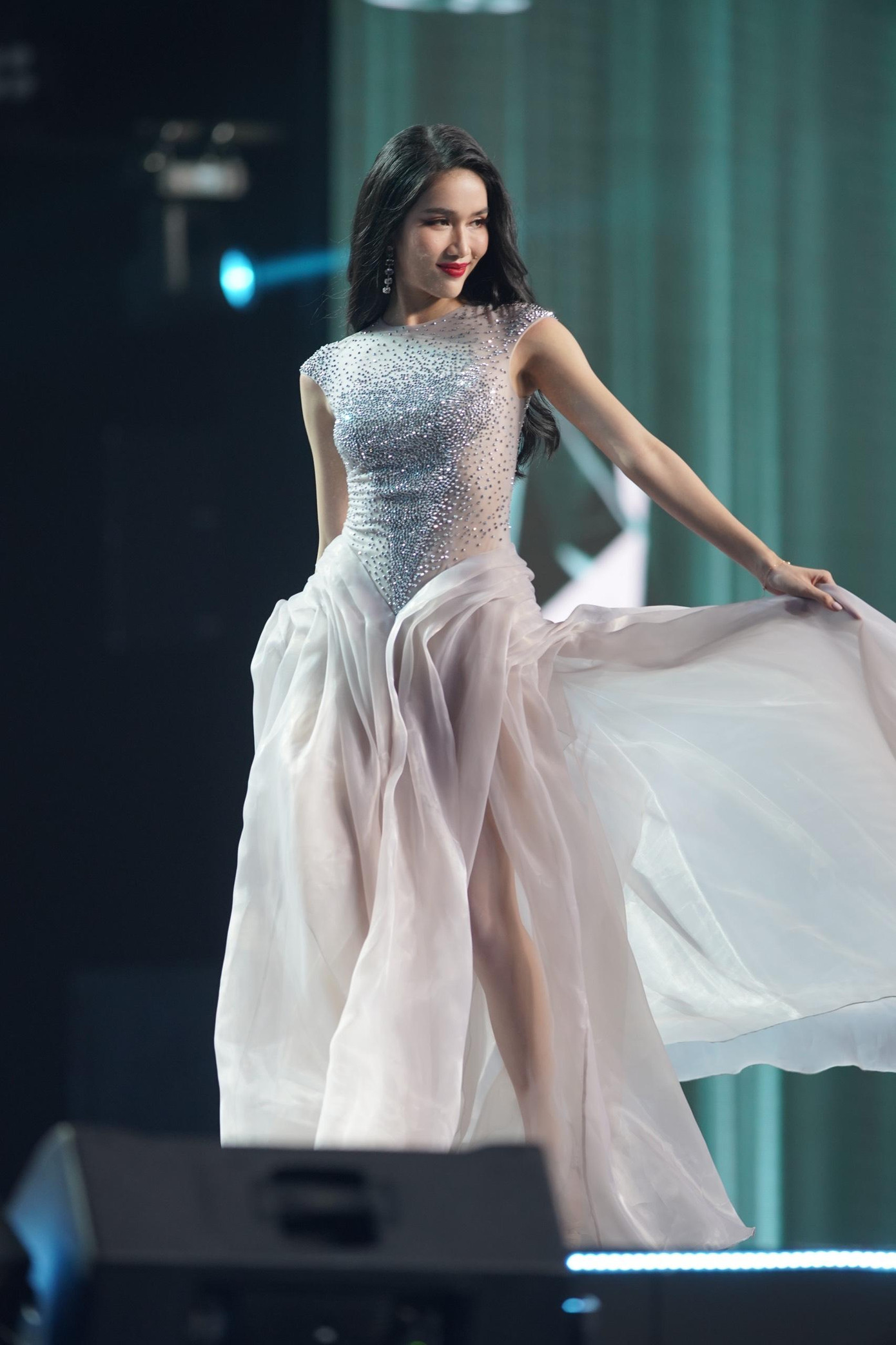 Phương Anh đang tích cực training kỹ năng catwalk để đến với cuộc thi Hoa hậu Quốc tế 2022, chính vì thế cô thể hiện những bước đi chuyên nghiệp, tự tin toả sáng.