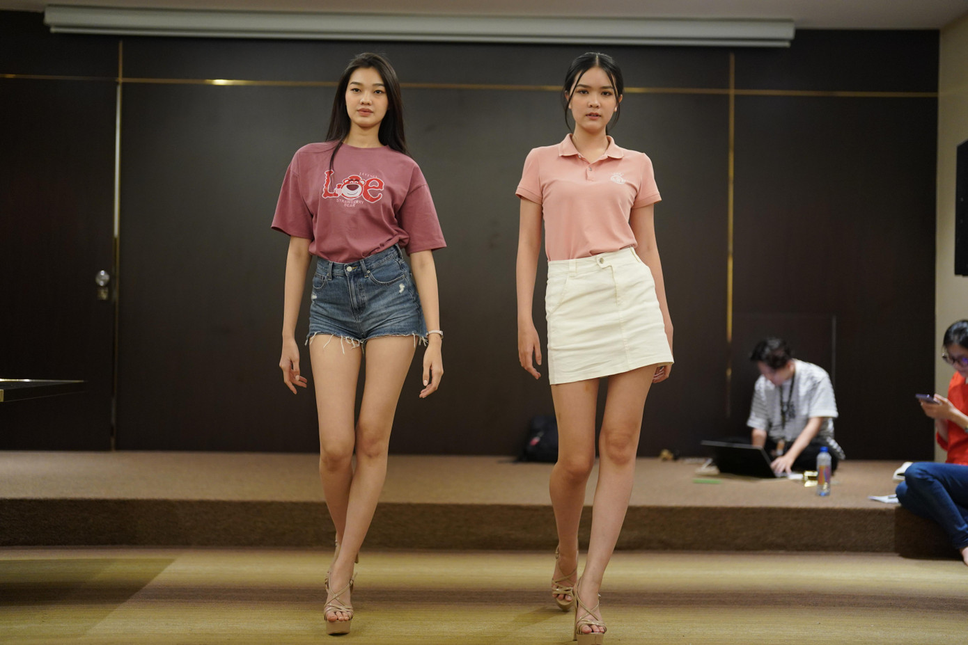 Các thí sinh diện trang phục năng động cho buổi luyện tập. Nhiều thí sinh để mặt mộc hoàn toàn, tập trung vào buổi training.