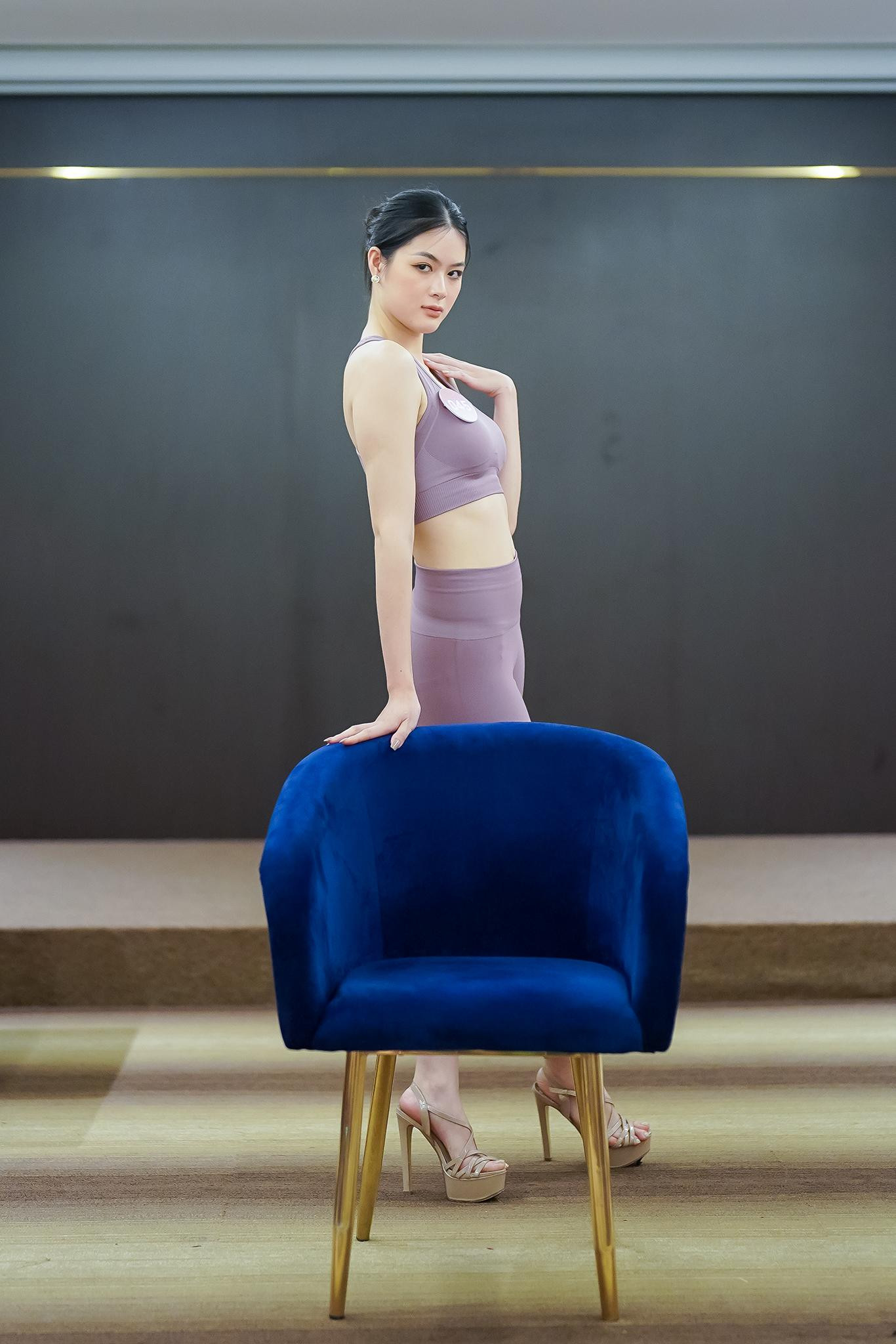 “Để trình diễn bikini bốc lửa nhưng vẫn toát lên được vẻ nữ tính đúng chất Hoa hậu Việt Nam không phải là điều dễ dàng nhưng các bạn đã làm được. Những giáo trình phù hợp của ban huấn luyện đã giúp thí sinh tự tin thể hiện bản thân”, bà Phạm Kim Dung - Phó trưởng ban tổ chức nhận xét về màn trình diễn của các thí sinh trong đêm chung khảo.