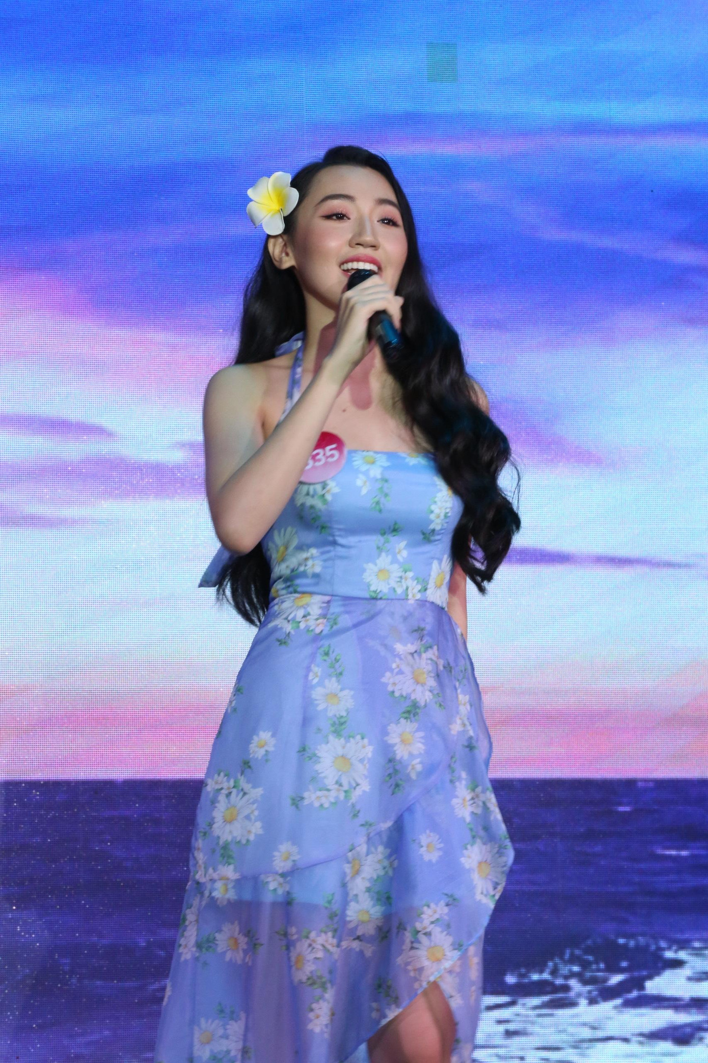 Thí sinh Nguyễn Ngọc Tường Vy – SBD 335 với tiết mục hát Lời yêu thương. Không chỉ hát, cô còn trình diễn vũ đạo sôi động, chuyên nghiệp.