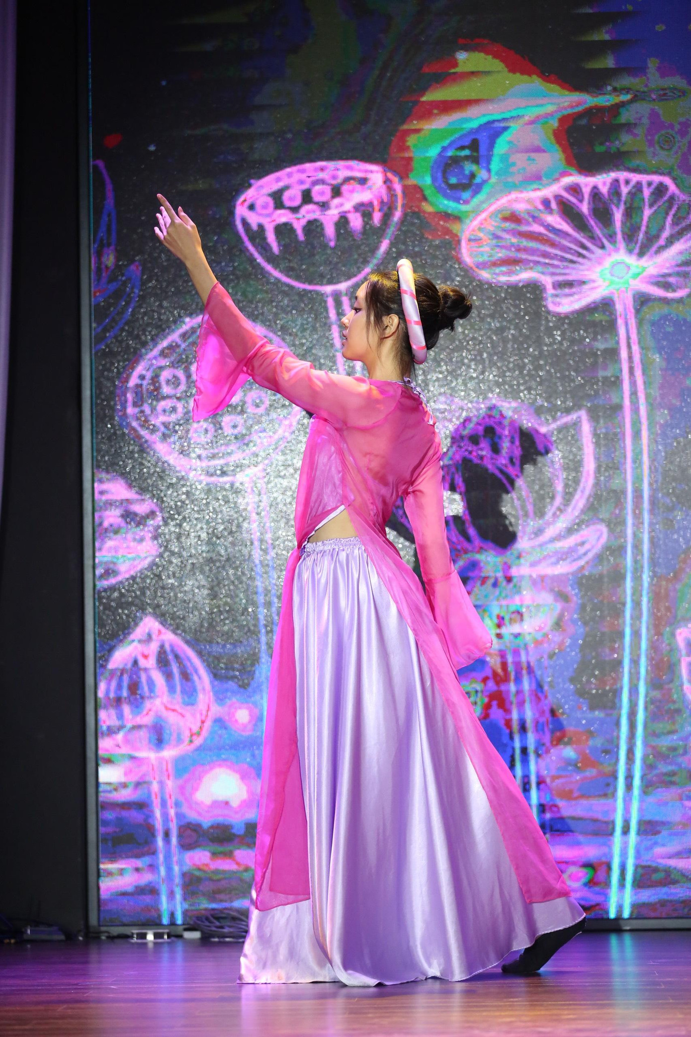 Múa dân tộc mang âm hưởng văn hoá Bắc bộ cũng được nhiều thí sinh lựa chọn. Trang phục rực rỡ và hiệu ứng sinh động trên sân khấu hứa hẹn mang lại những màn trình diễn ấn tượng.