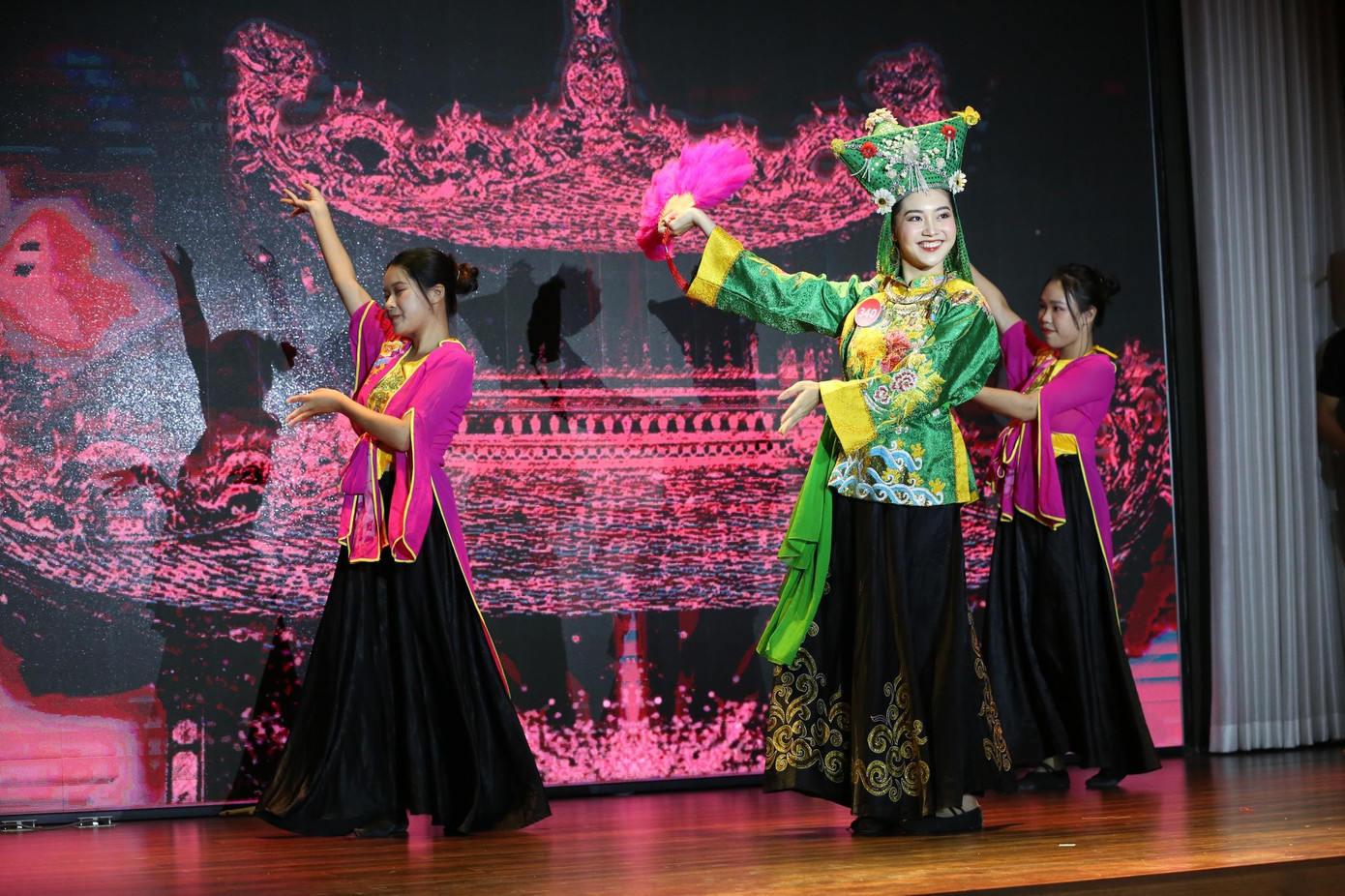 Thí sinh Vũ Phương Thảo – SBD 340 với tiết mục múa Cô đôi Thượng Ngàn. Tiết mục được thí sinh đầu tư chỉn chu, chuyên nghiệp về phục trang và dàn phụ họa, gây ấn tượng khi tái hiện không gian văn hóa tâm linh độc đáo.