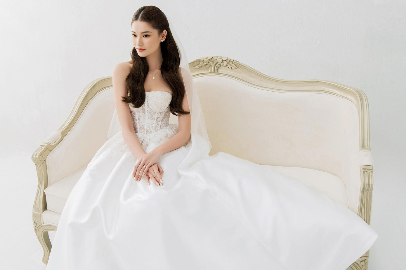 Trong bộ ảnh, Thuỳ Dung diện các mẫu váy cưới trong bộ sưu tập cưới Love NO.2 của nhà thiết kế Lê Thanh Hòa. Các thiết kế có kiểu dáng đơn giản, cúp ngực quyến rũ.