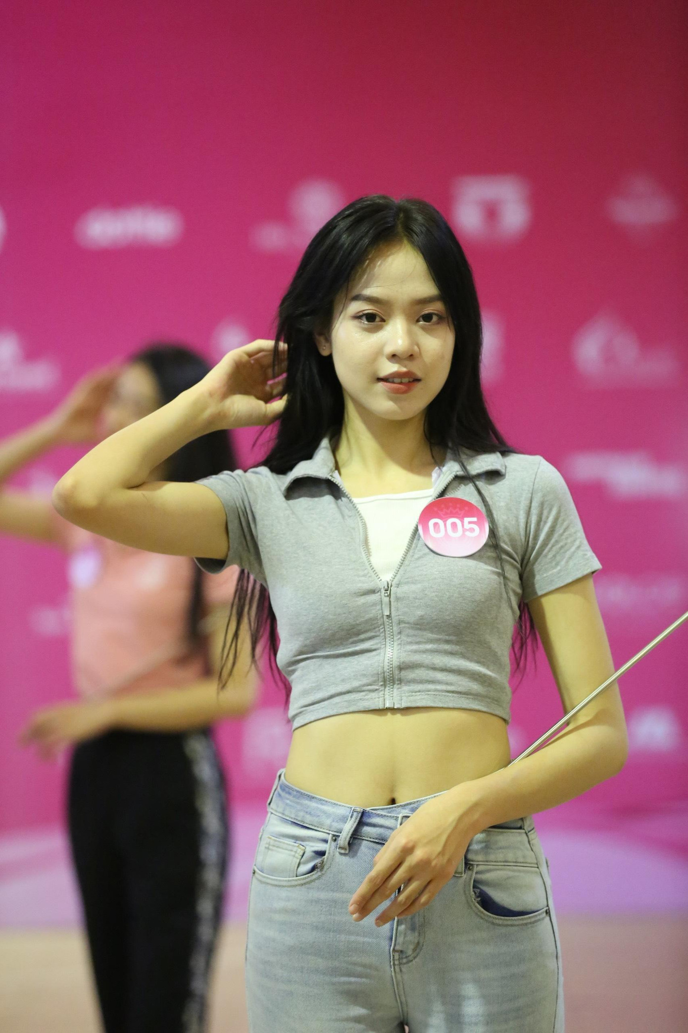 Để mặt mộc và tóc xoã tự nhiên nhưng nhiều thí sinh vẫn cuốn hút ống kính nhờ điểm nhấn là vòng eo thon thả, sexy.