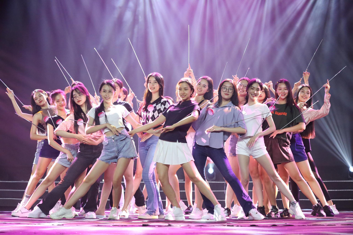 Các thí sinh ráo riết tập luyện cho đêm chung khảo. Ảnh: Trọng Tài.