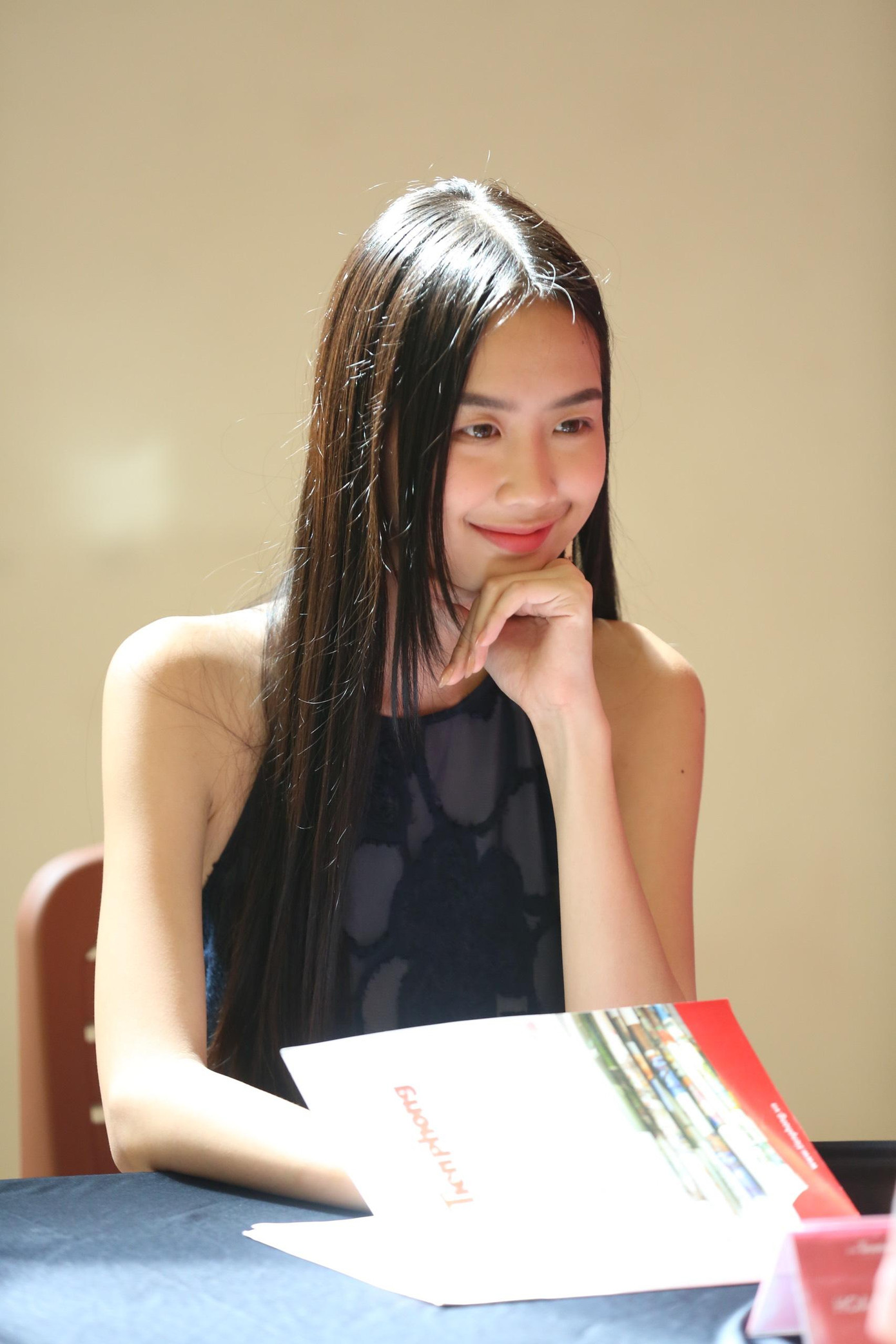 Hoa hậu Liên lục địa 2022 Bảo Ngọc xuất hiện giản dị ở vòng thi phỏng vấn kín. Những ngày qua, cô đồng hành cùng thí sinh trong nhiều hoạt động của vòng chung khảo. Bảo Ngọc được cho là mang lại sự tươi mới, năng động trên hàng ghế nóng của năm nay.