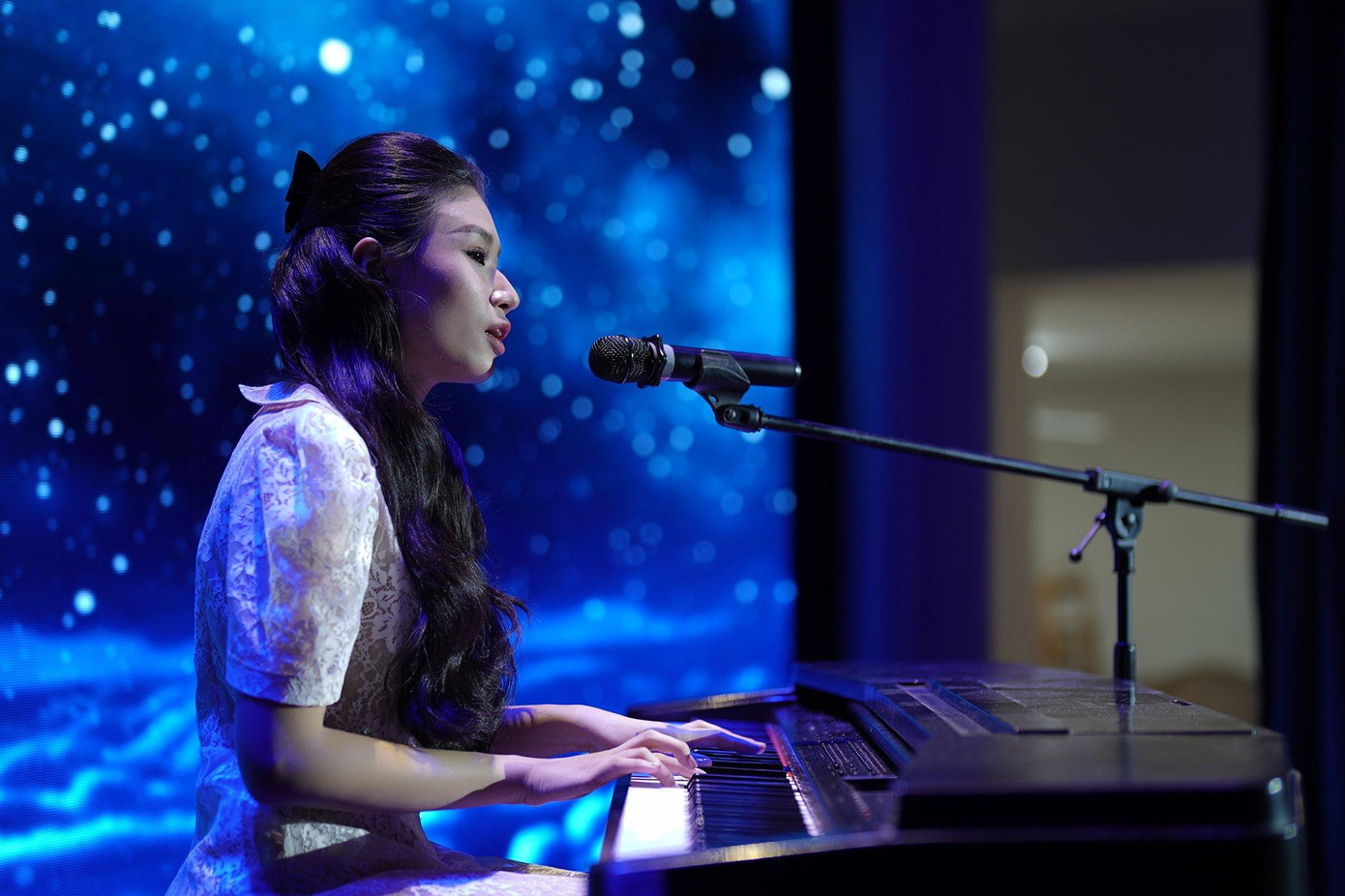 Thí sinh Lê Minh Anh – SBD 400 với tiết mục đàn piano và hát ca khúc Ước mơ của mẹ. Cô gây ấn tượng với giọng hát ngọt ngào, tình cảm.