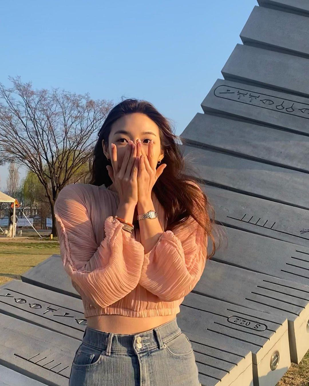 Ngoài đời thường, Mina Sue Choi mặc giản dị như nữ sinh. Cô thường diện những trang phục nữ tính, năng động.