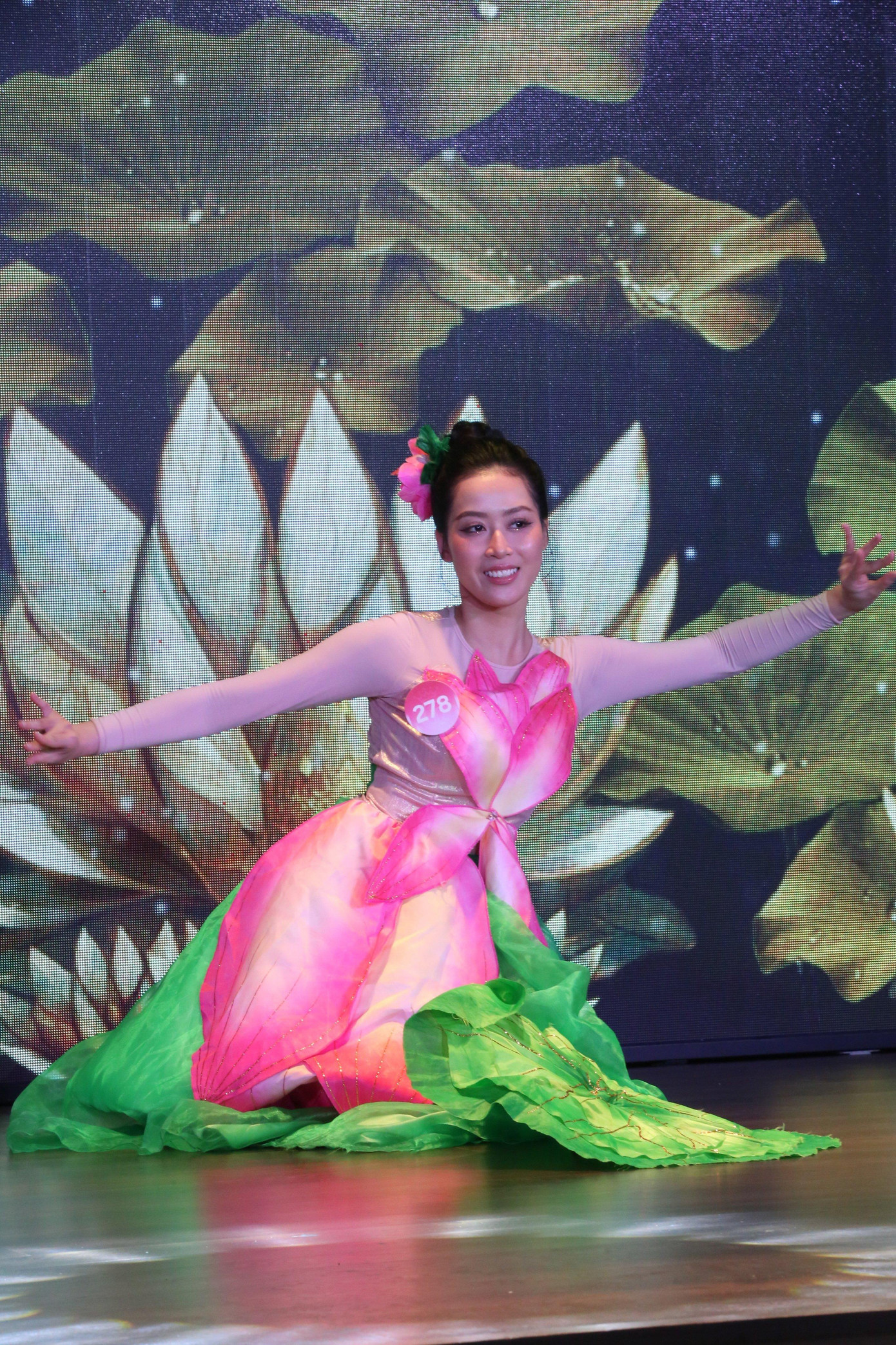 Thí sinh Nguyễn Thị Phương Nhung – SBD 278 với tiết mục múa nàng sen. Tiết mục được đầu tư phục trang đẹp mắt, chỉn chu, âm nhạc sôi động. Thí sinh được cho là có những động tác múa uyển chuyển.