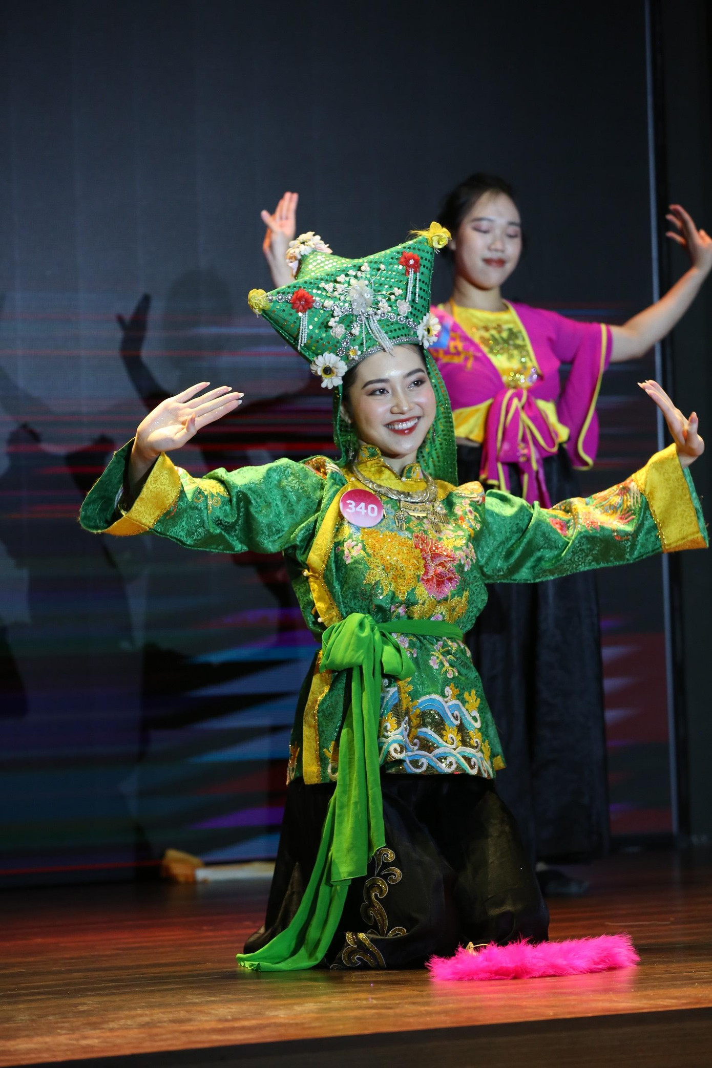Thí sinh Vũ Phương Thảo – SBD 340 với tiết mục múa Cô đôi Thượng Ngàn. Tiết mục được thí sinh đầu tư chỉn chu, chuyên nghiệp về phục trang và dàn phụ họa, gây ấn tượng khi tái hiện không gian văn hóa tâm linh độc đáo.