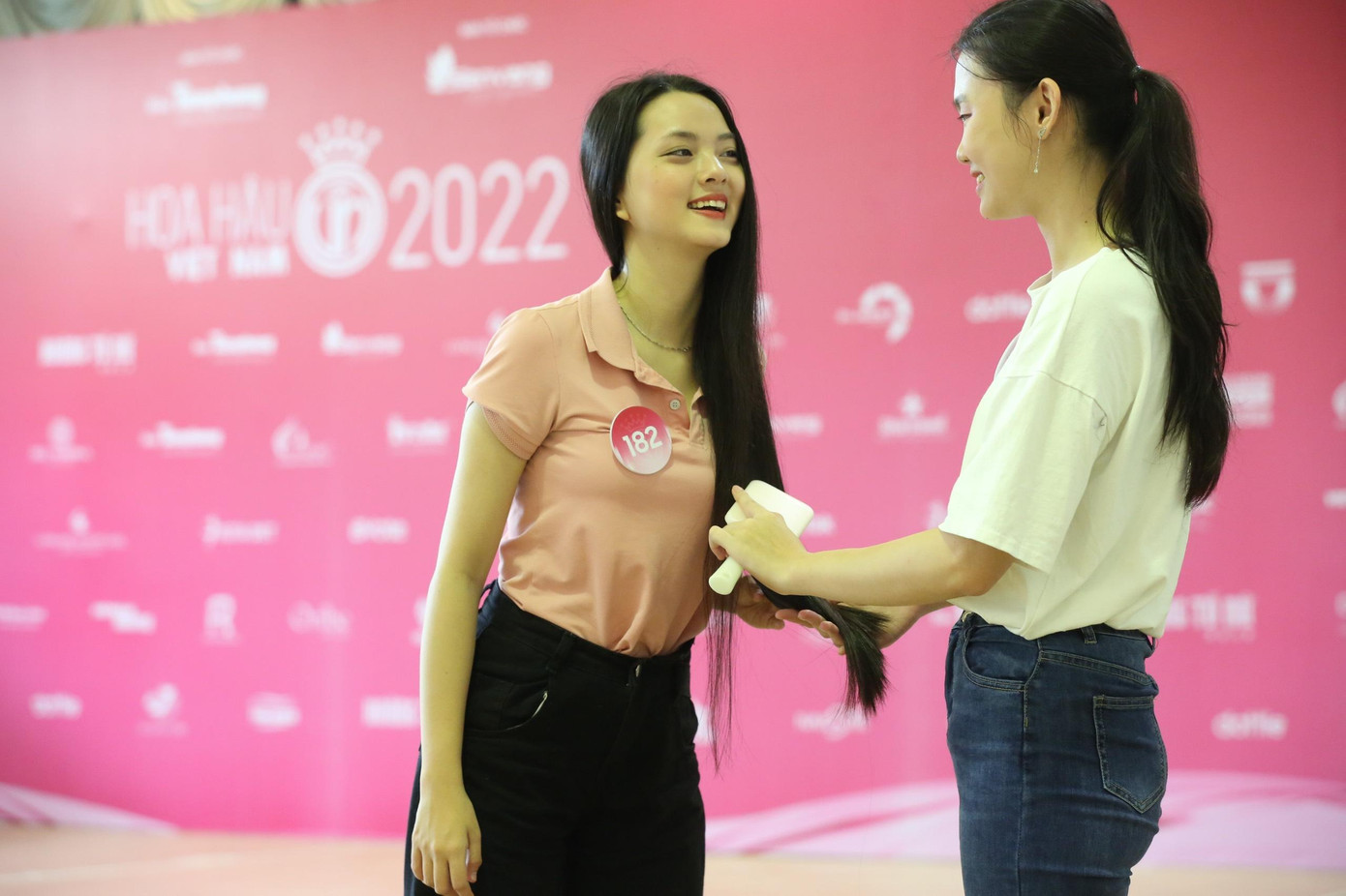 Từ những người xa lạ họ trở nên gần gũi, giúp đỡ nhau trong cuộc thi. Trong lúc giải lao, có thể gặp được nhiều khoảnh khắc thân thiết của những đôi bạn thân trong cuộc thi.