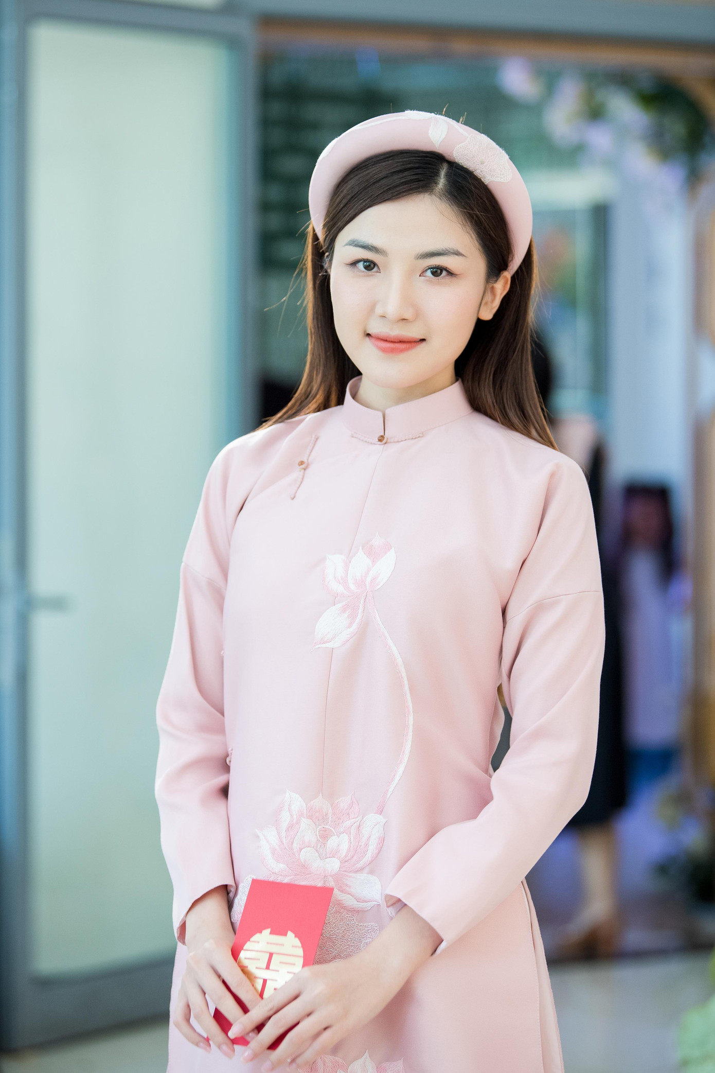 Diễn viên Lương Thanh nữ tính với áo dài màu hồng phấn. Cô thân thiết với Ngọc Hân và đồng hành cùng đàn chị trong nhiều sự kiện.