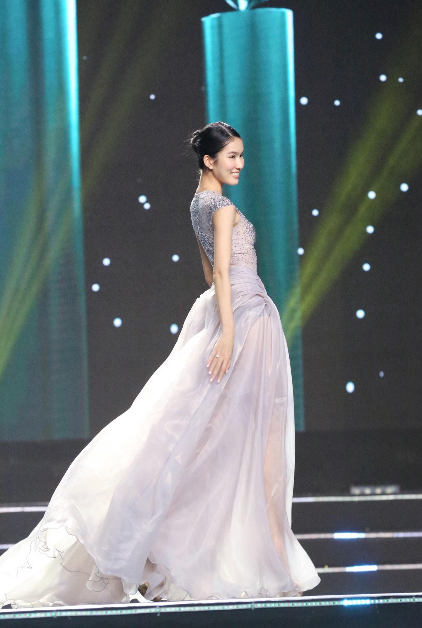 Đang bận rộn chuẩn bị cho cuộc thi Hoa hậu Quốc tế 2022, Á hậu Phương Anh vẫn dành thời gian để tham dự đêm chung khảo toàn quốc của Hoa hậu Việt Nam 2022. Cô được yêu mến bởi vẻ đẹp ngọt ngào, thanh lịch.