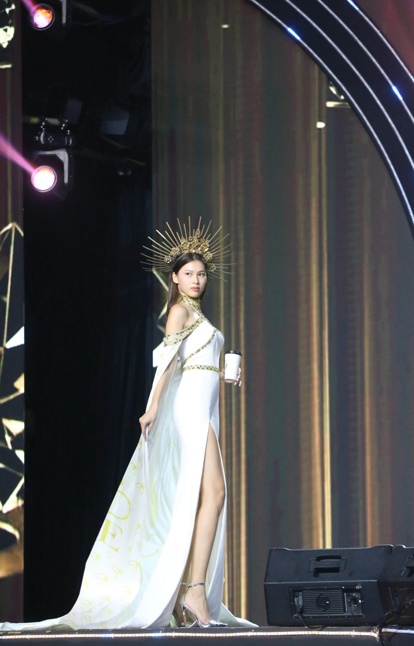 Á hậu Ngọc Thảo cũng tự tin để mặt mộc khi tổng duyệt. Cô chinh phục khán giả bằng lối catwalk sắc sảo, ấn tượng. Ngọc Thảo cũng là người đẹp được ưa thích trên các sàn diễn thời trang, cô có kinh nghiệm trình diễn dày dặn.