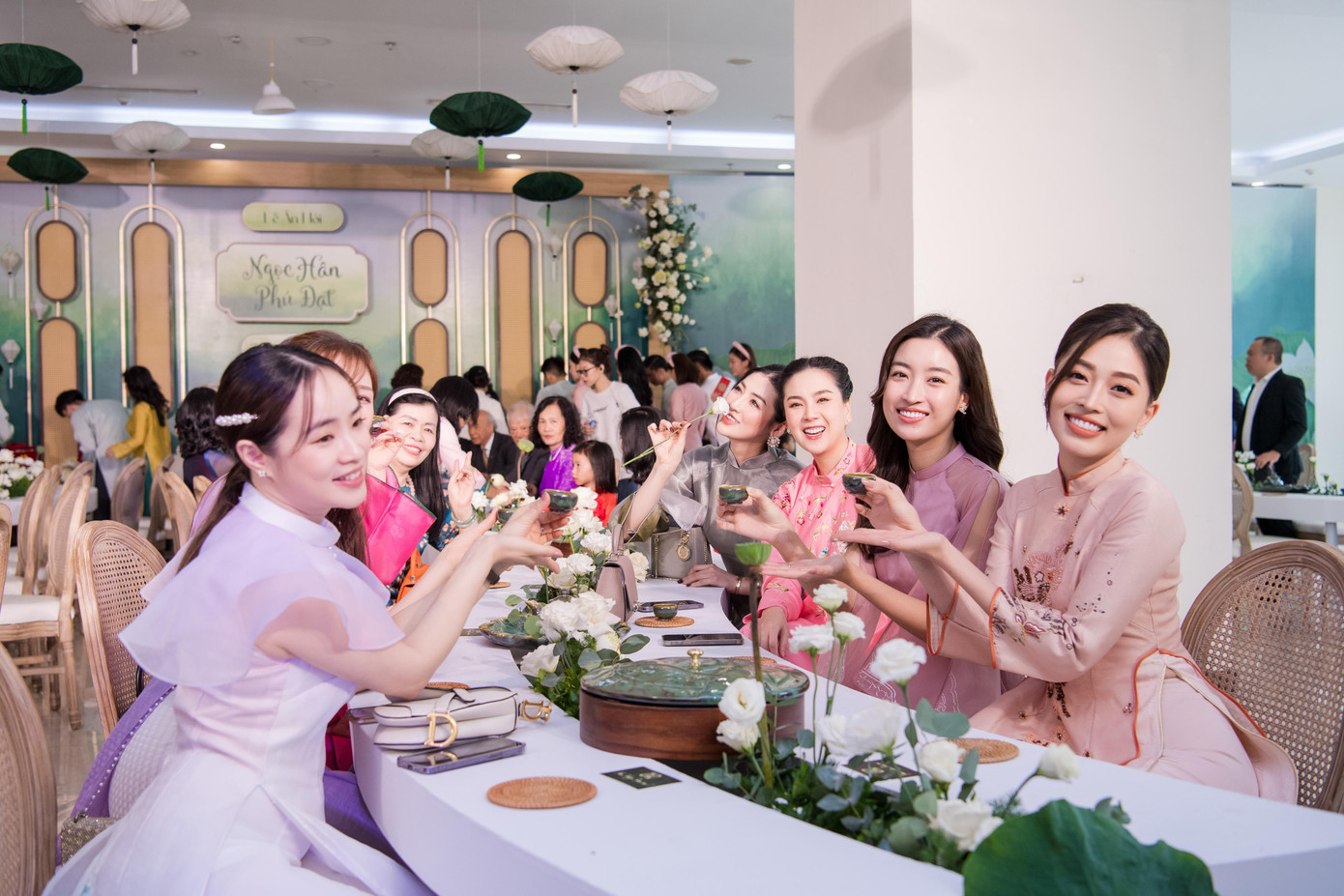 Tham dự lễ ăn hỏi của Ngọc Hân là những người đẹp thân thiết với cô như Hoa hậu Đỗ Mỹ Linh, Á hậu Tú Anh, Phương Nga, Phí Thùy Linh, người mẫu Hồng Quế, MC Mai Ngọc. Các người đẹp đều vui mừng khi Ngọc Hân có thể tổ chức đám hỏi và sắp tới là đám cưới sau 2 năm bị trì hoãn vì dịch COVID-19.