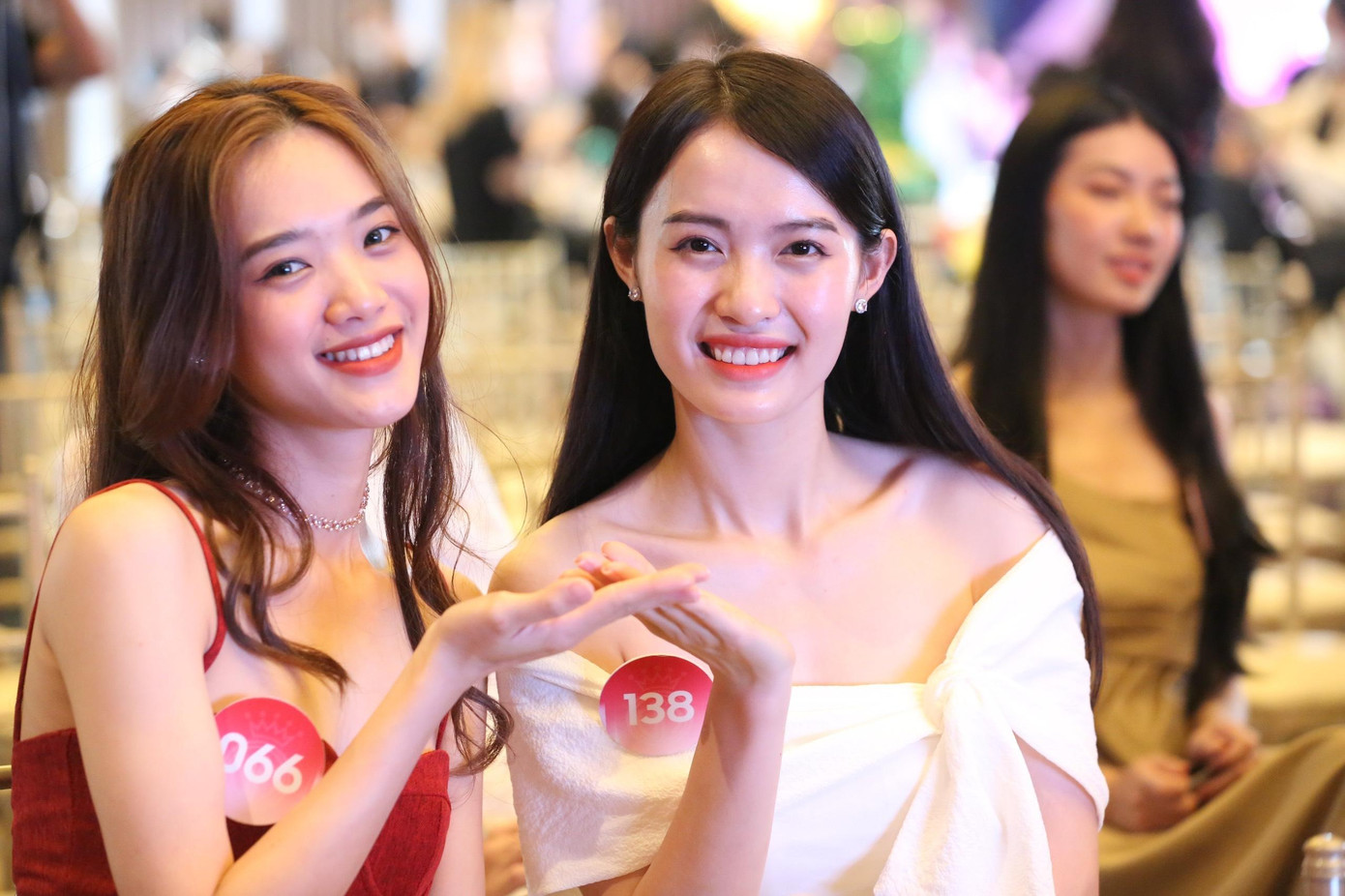 Các thí sinh không dự thi trong phần thi tài năng cũng đến để cổ vũ các bạn. Họ mặc váy áo thanh lịch, gọn gàng.