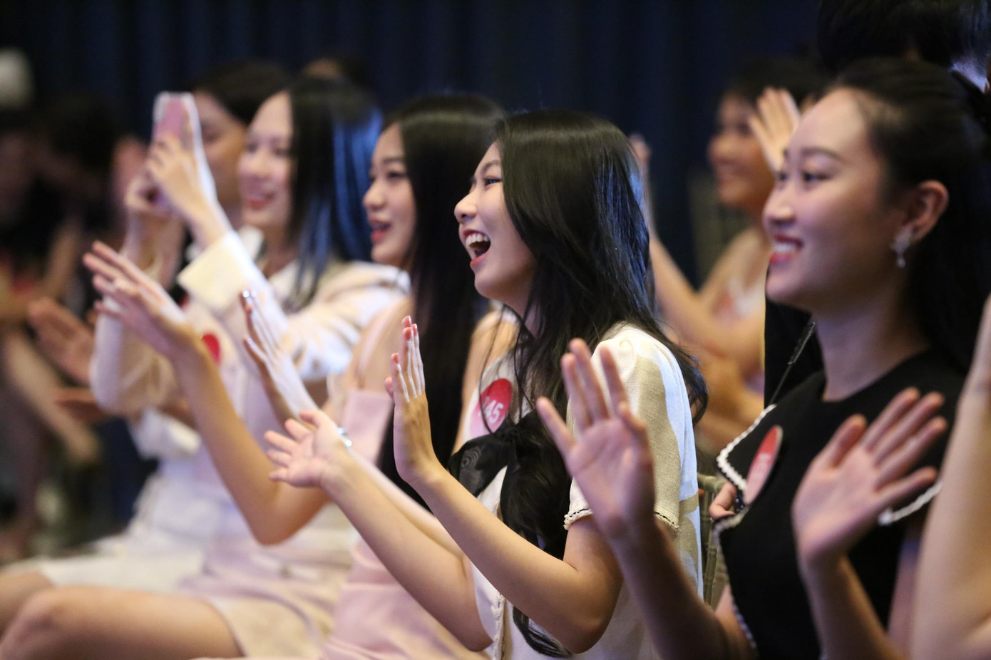 Ở phía dưới, các thí sinh cổ vũ cho Phương Thy nhiệt tình. Phong cách trình diễn của cô nhận được sự yêu mến của các thí sinh.