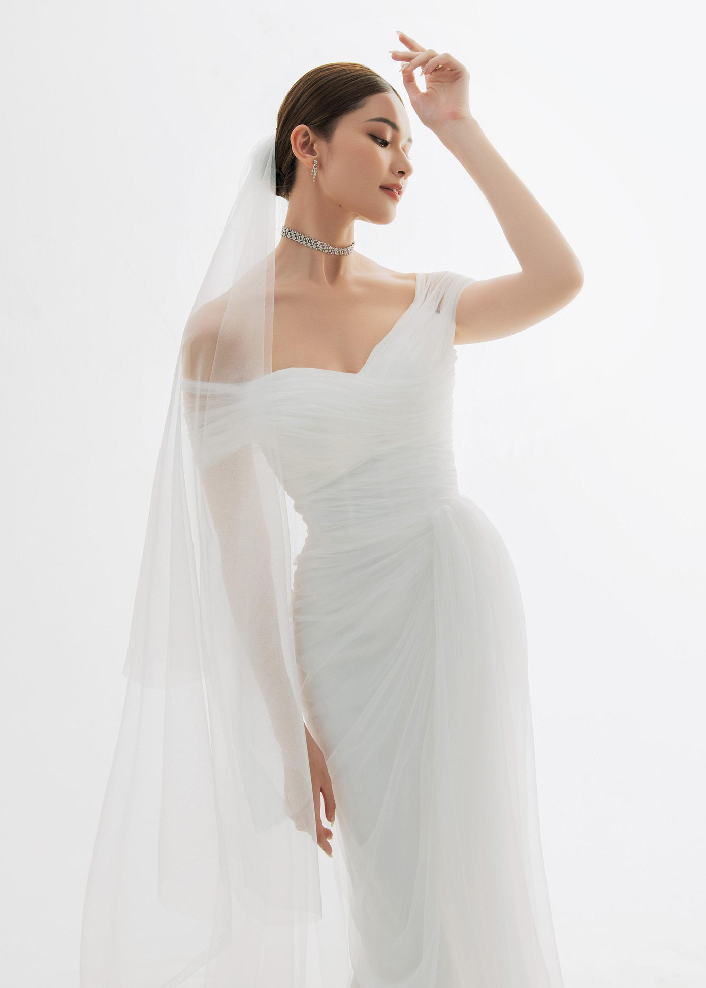 Trước khi về chung một nhà, á hậu Thùy Dung và bạn trai doanh nhân đã gắn bó hơn 4 năm. Do khoảng cách địa lý, ban đầu họ chọn cách liên lạc hàng ngày bằng điện thoại video hay những lá thư tay. Khi sắp xếp được thời gian rảnh, cả hai chọn du lịch, giúp gắn kết tình cảm.